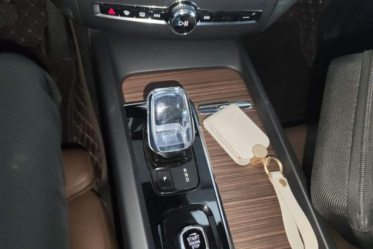Used Volvo XC60 2022 B5 4x4 Zhiya Luxury Edition Gear Lever