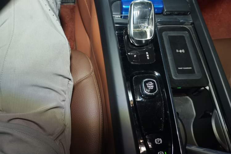 Used Volvo XC60 2022 B5 4x4 Zhiyi Luxury Edition Gear Lever
