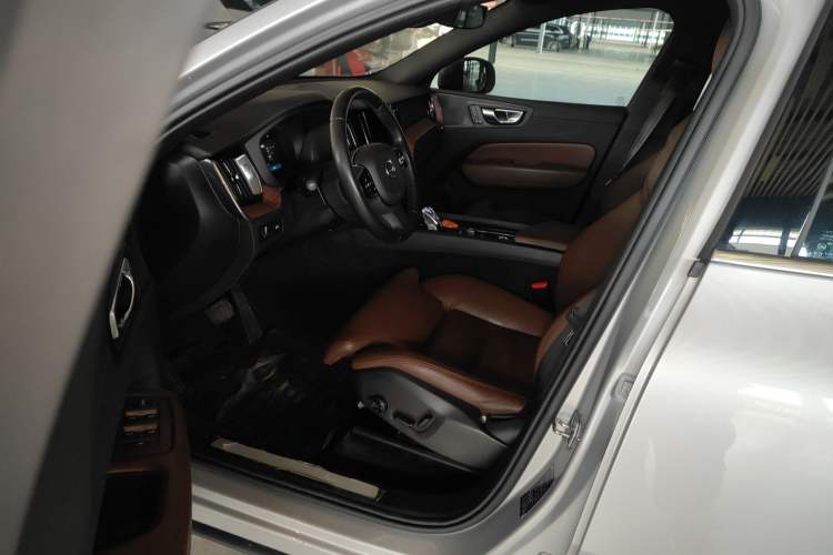 Used Volvo XC60 2022 B5 4x4 Smart Luxury Edition Left Front Seat