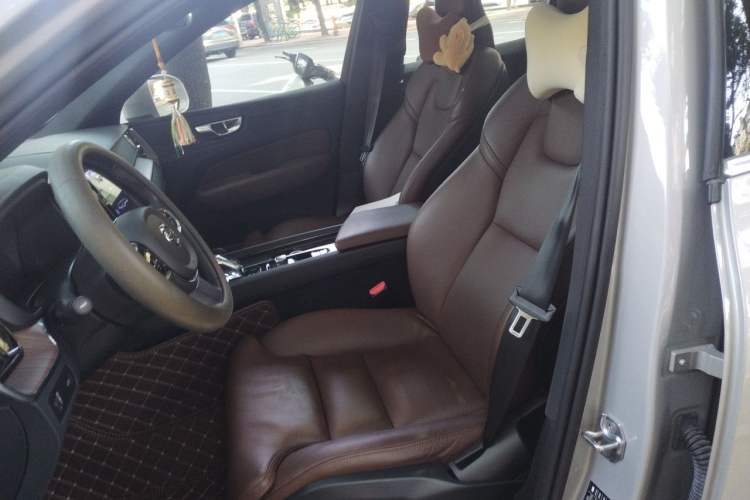 Used Volvo XC60 2022 B5 4x4 Smart Luxury Edition Left Front Seat