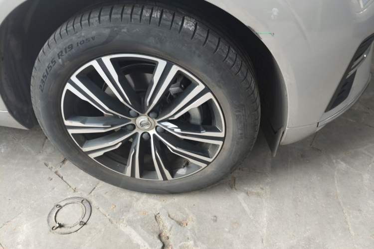 Used Volvo XC60 2022 B5 4x4 Smart Luxury Edition Right Front Wheel Hub