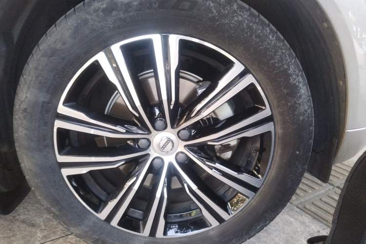 Used Volvo XC60 2022 B5 4x4 Smart Luxury Edition Right Front Wheel Hub