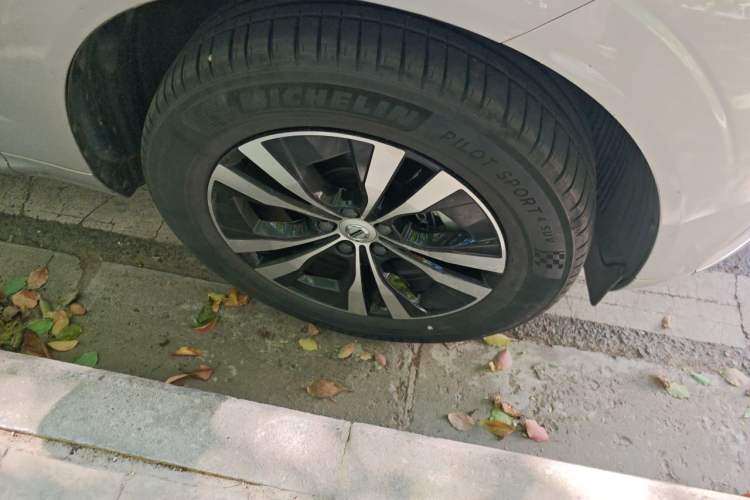 Used Volvo XC60 2022 B5 4x4 Zhiyi Luxury Edition Right Front Wheel Hub