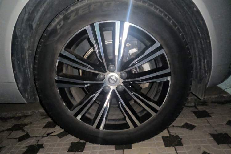 Used Volvo XC60 2022 B5 4x4 Smart Luxury Edition Right Front Wheel Hub