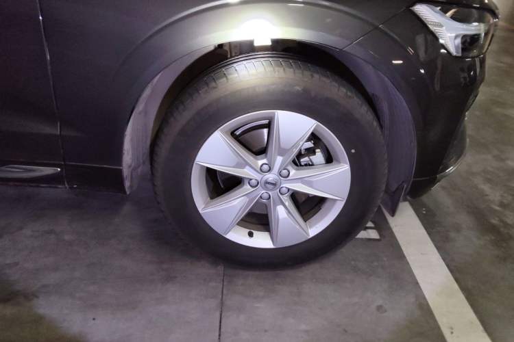Used Volvo XC60 2022 B5 4x4 Zhiyi Luxury Edition Right Front Wheel Hub