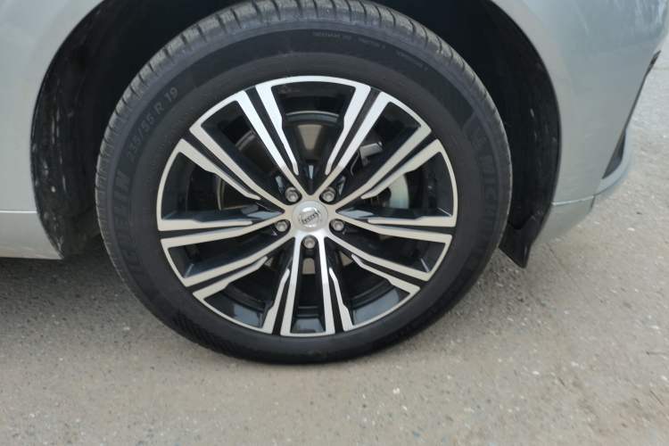 Used Volvo XC60 2022 B5 4x4 Smart Luxury Edition Right Front Wheel Hub