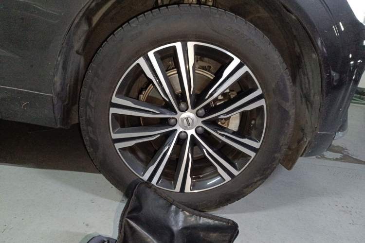 Used Volvo XC60 2022 B5 4x4 Smart Luxury Edition Right Front Wheel Hub
