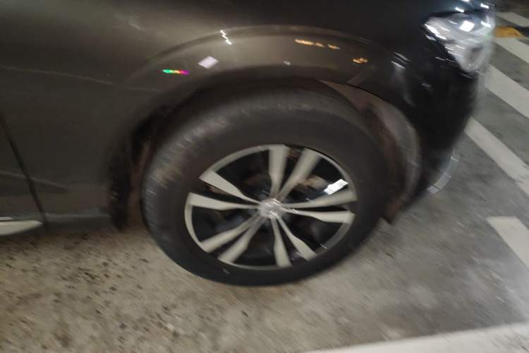 Used Volvo XC60 2022 B5 4x4 Zhiyi Sport Edition Right Front Wheel Hub