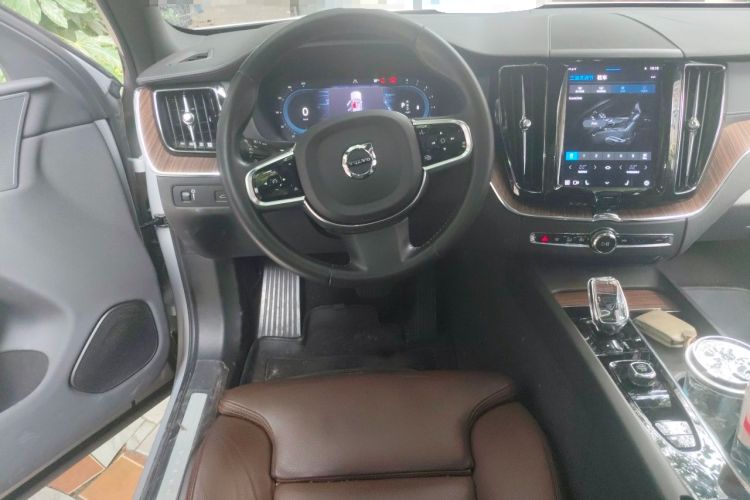 Used Volvo XC60 2022 B5 4x4 Smart Luxury Edition Steering Wheel