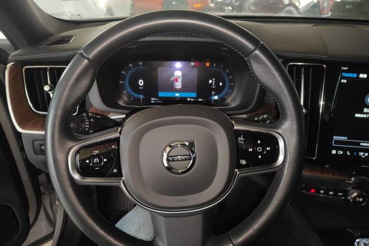 Used Volvo XC60 2022 B5 4x4 Smart Luxury Edition Steering Wheel