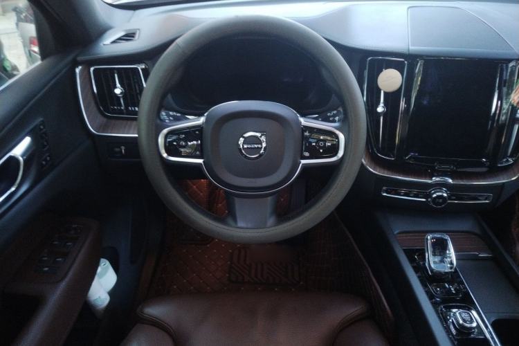 Used Volvo XC60 2022 B5 4x4 Smart Luxury Edition Steering Wheel