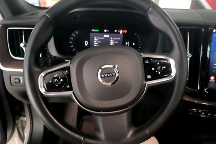 Used Volvo XC60 2022 B5 4x4 Smart Luxury Edition Steering Wheel