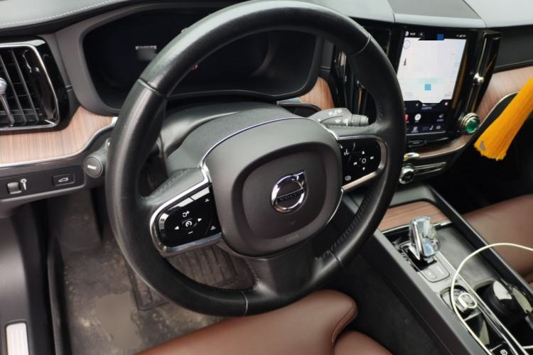 Used Volvo XC60 2022 B5 4x4 Smart Luxury Edition Steering Wheel
