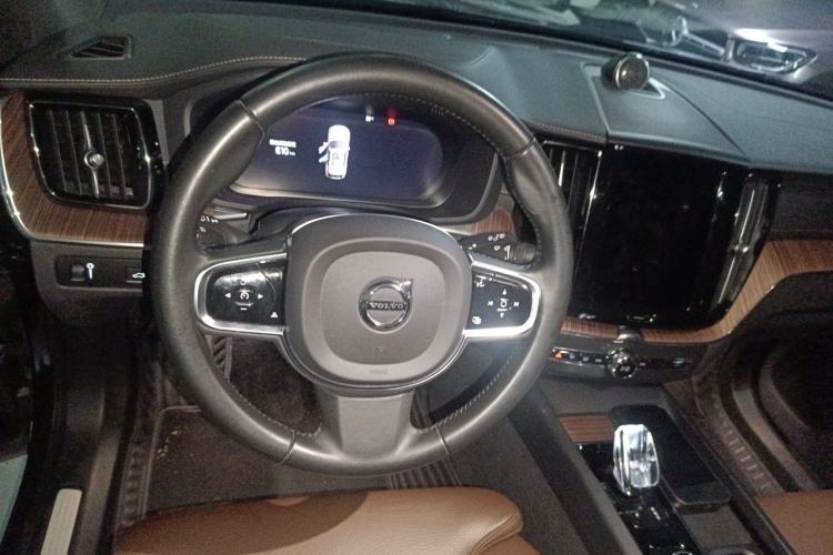 Used Volvo XC60 2022 B5 4x4 Smart Luxury Edition Steering Wheel