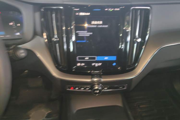 Used Volvo XC60 2022 B5 4x4 Zhiyi Luxury Edition Audio And AC Panel