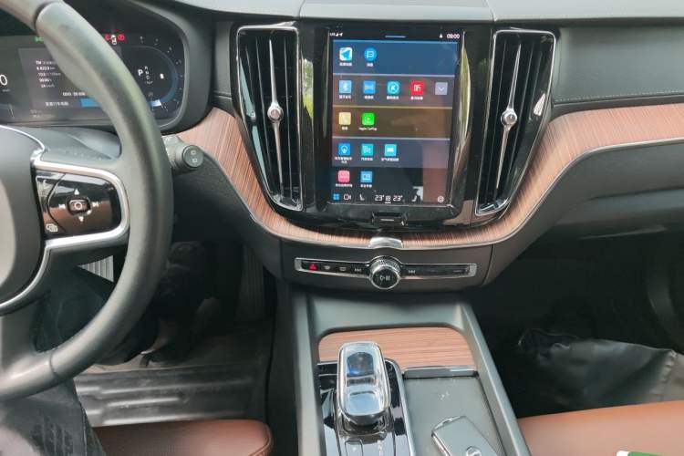 Used Volvo XC60 2022 B5 4x4 Smart Luxury Edition Audio And AC Panel