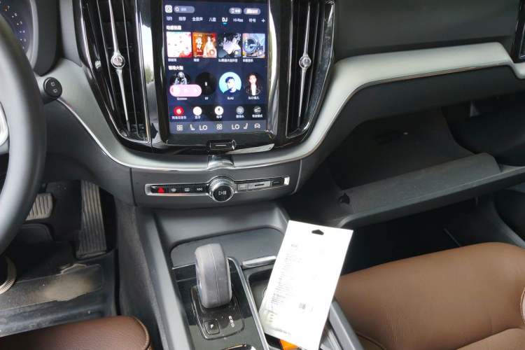 Used Volvo XC60 2022 B5 4x4 Zhiyi Luxury Edition Audio And AC Panel