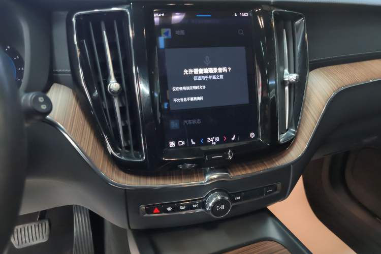 Used Volvo XC60 2022 B5 4x4 Smart Luxury Edition Audio And AC Panel