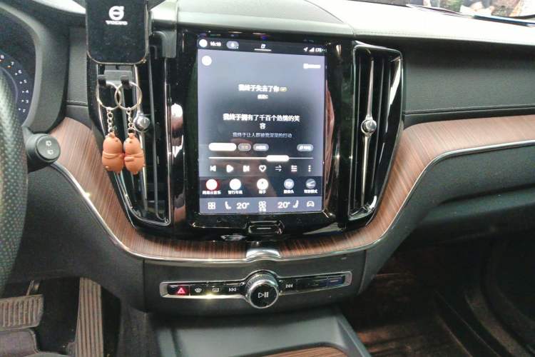 Used Volvo XC60 2022 B5 4x4 Smart Luxury Edition Audio And AC Panel