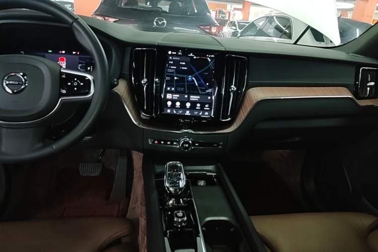 Used Volvo XC60 2022 B5 4x4 Smart Luxury Edition Audio And AC Panel