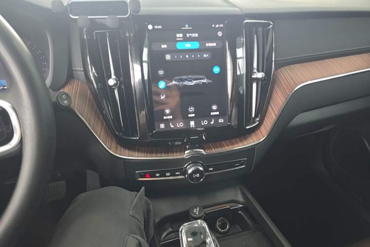 Used Volvo XC60 2022 B5 4x4 Smart Luxury Edition Audio And AC Panel