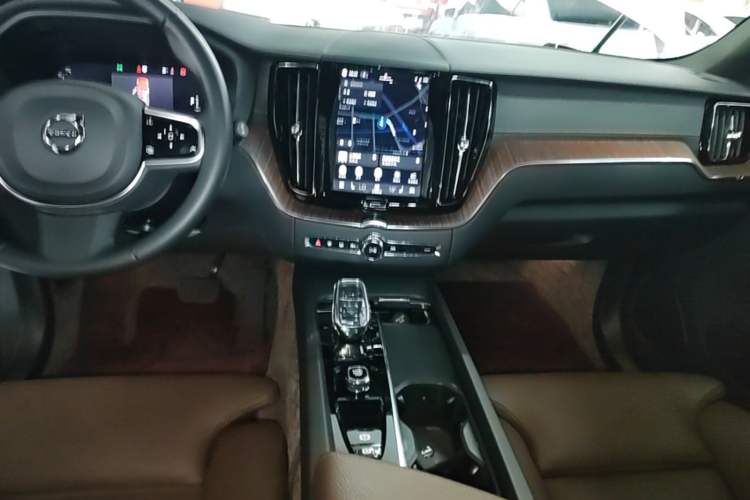 Used Volvo XC60 2022 B5 4x4 Smart Luxury Edition Audio And AC Panel
