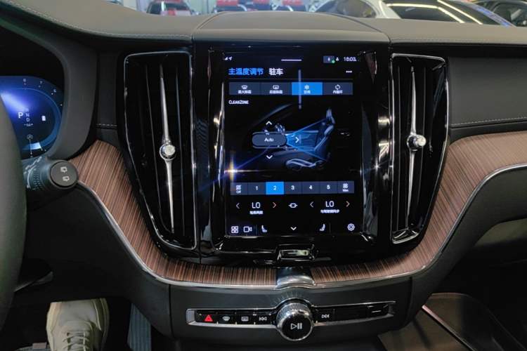 Used Volvo XC60 2022 B5 4x4 Smart Luxury Edition Audio And AC Panel
