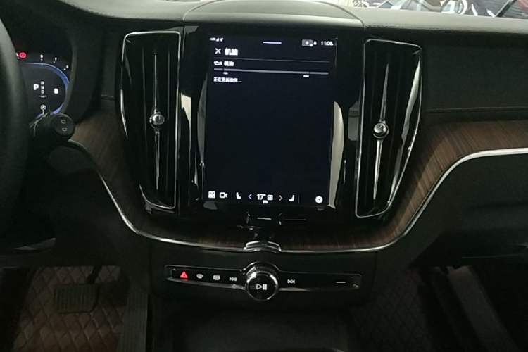Used Volvo XC60 2022 B5 4x4 Smart Luxury Edition Audio And AC Panel