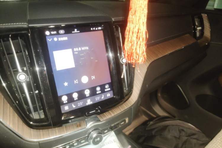 Used Volvo XC60 2022 B5 4x4 Smart Luxury Edition Audio And AC Panel