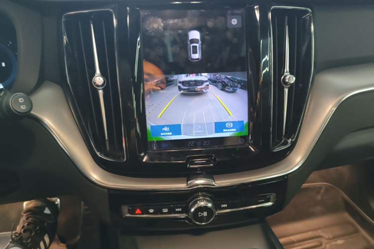 Used Volvo XC60 2022 B5 4x4 Zhiyi Luxury Edition Audio And AC Panel