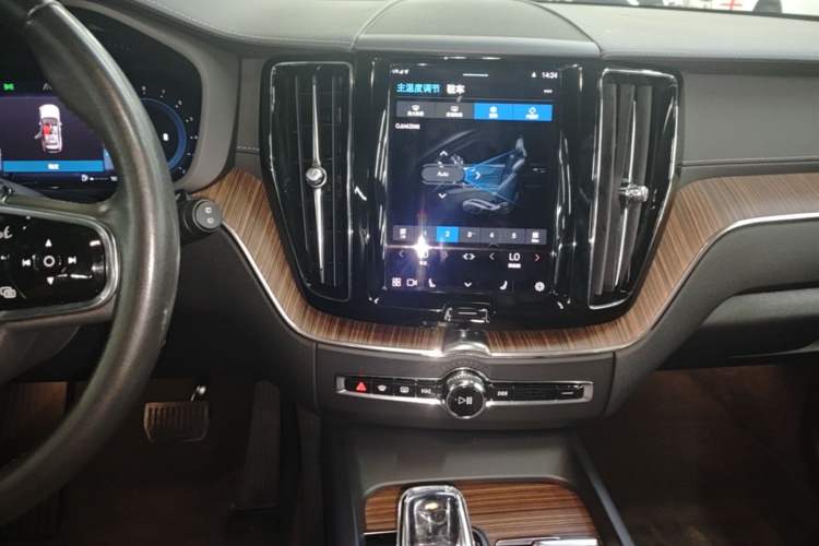Used Volvo XC60 2022 B5 4x4 Smart Luxury Edition Audio And AC Panel