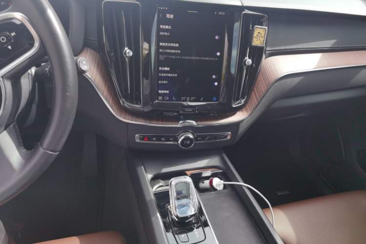 Used Volvo XC60 2022 B5 4x4 Smart Luxury Edition Audio And AC Panel