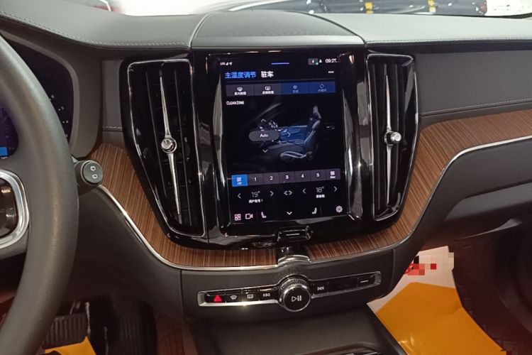 Used Volvo XC60 2022 B5 4x4 Smart Luxury Edition Audio And AC Panel
