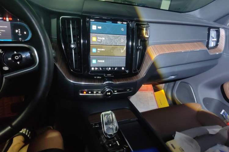 Used Volvo XC60 2022 B5 4x4 Smart Luxury Edition Audio And AC Panel