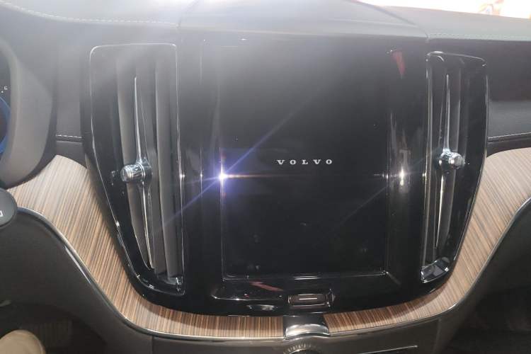Used Volvo XC60 2022 B5 4x4 Smart Luxury Edition Audio And AC Panel