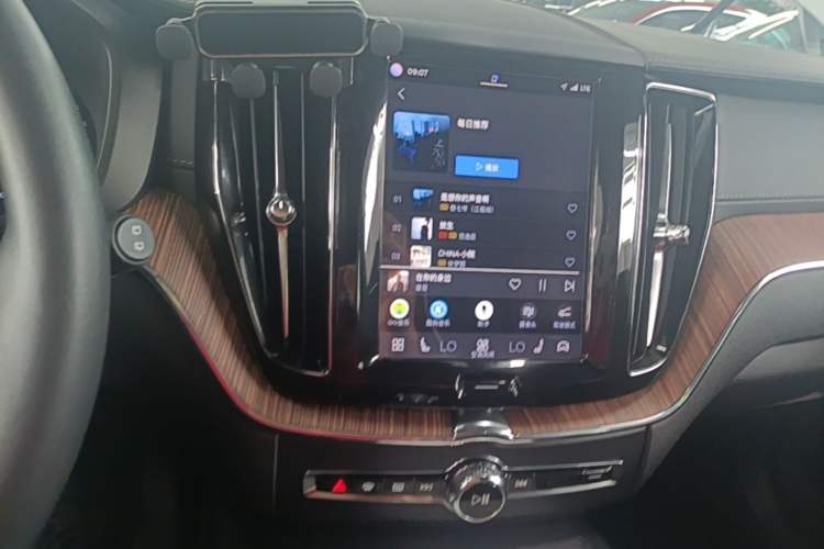 Used Volvo XC60 2022 B5 4x4 Smart Luxury Edition Audio And AC Panel