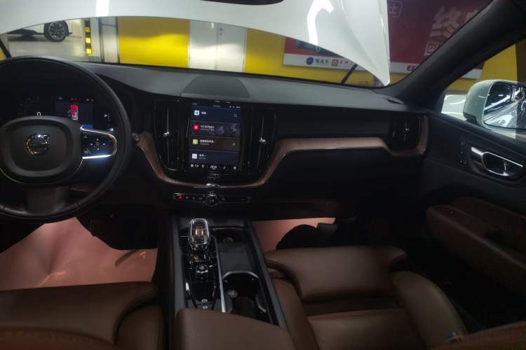 Used Volvo XC60 2022 B5 4x4 Smart Luxury Edition Audio And AC Panel