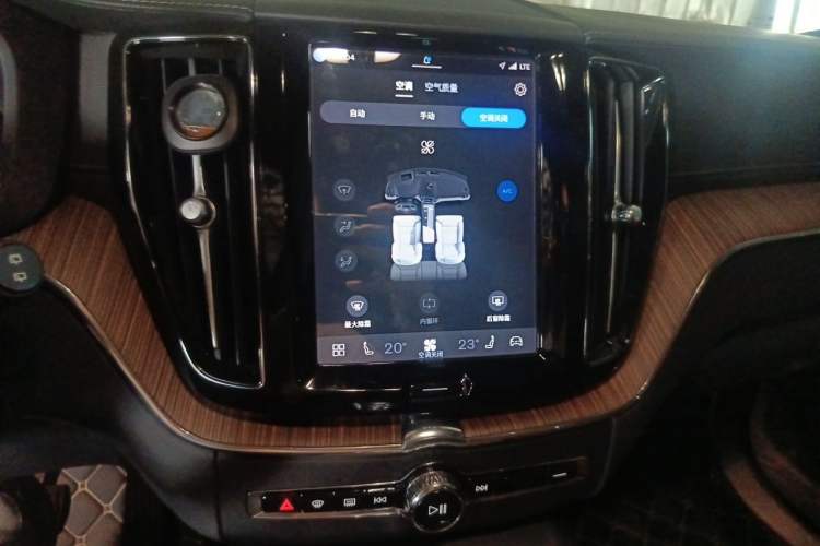 Used Volvo XC60 2022 B5 4x4 Smart Luxury Edition Audio And AC Panel