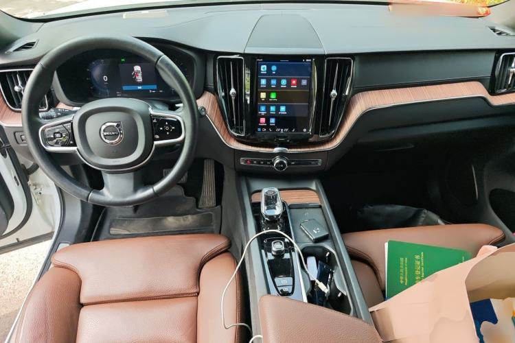 Used Volvo XC60 2022 B5 4x4 Smart Luxury Edition Center Console
