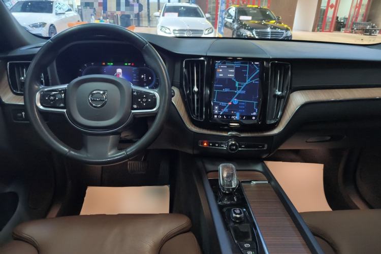 Used Volvo XC60 2022 B5 4x4 Smart Luxury Edition Center Console