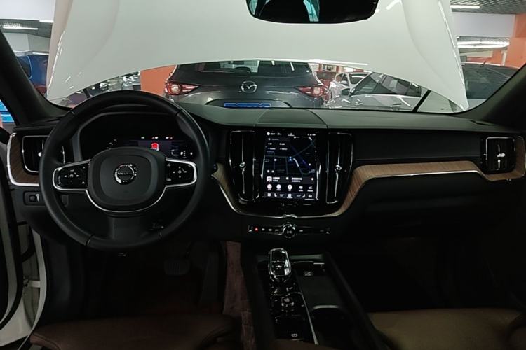 Used Volvo XC60 2022 B5 4x4 Smart Luxury Edition Center Console