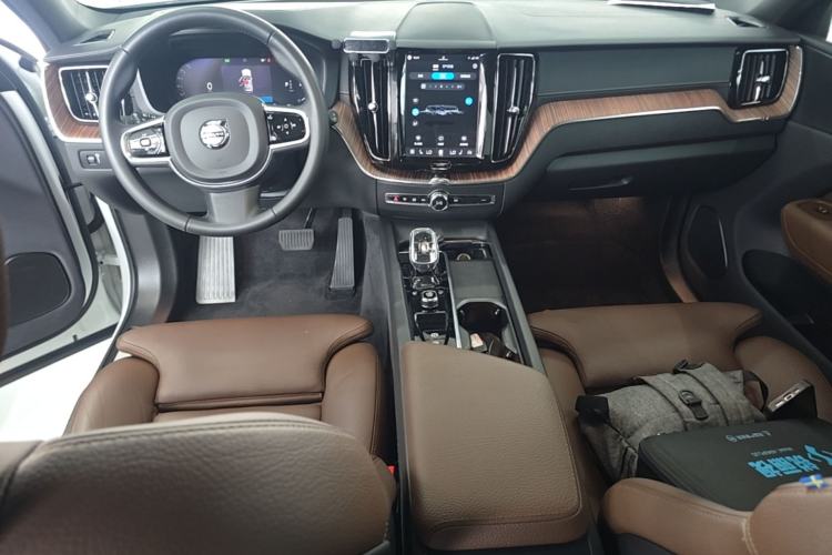 Used Volvo XC60 2022 B5 4x4 Smart Luxury Edition Center Console