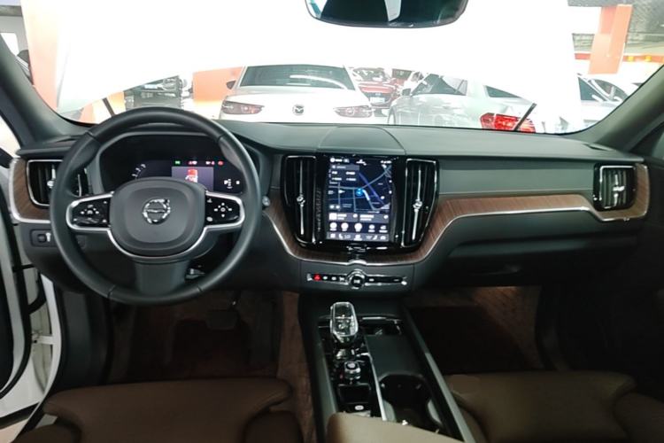 Used Volvo XC60 2022 B5 4x4 Smart Luxury Edition Center Console