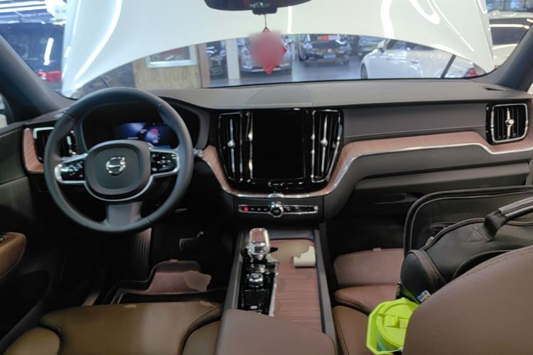 Used Volvo XC60 2022 B5 4x4 Smart Luxury Edition Center Console