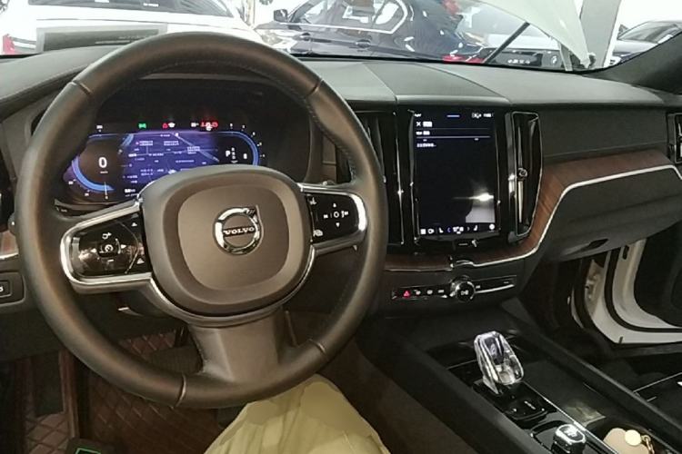 Used Volvo XC60 2022 B5 4x4 Smart Luxury Edition Center Console
