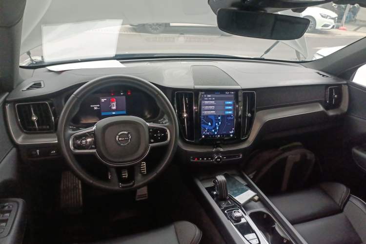 Used Volvo XC60 2022 B5 4x4 Smart & Advanced Sport Edition Center Console