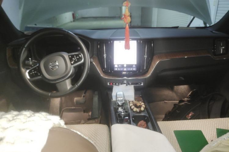 Used Volvo XC60 2022 B5 4x4 Smart Luxury Edition Center Console