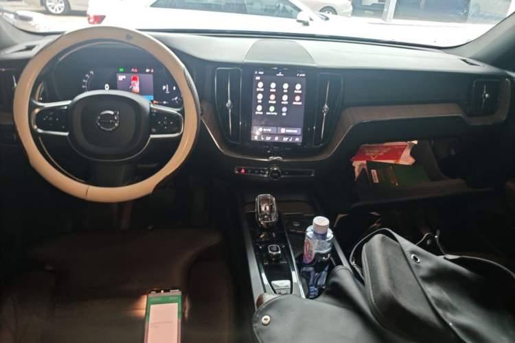 Used Volvo XC60 2022 B5 4x4 Smart Luxury Edition Center Console