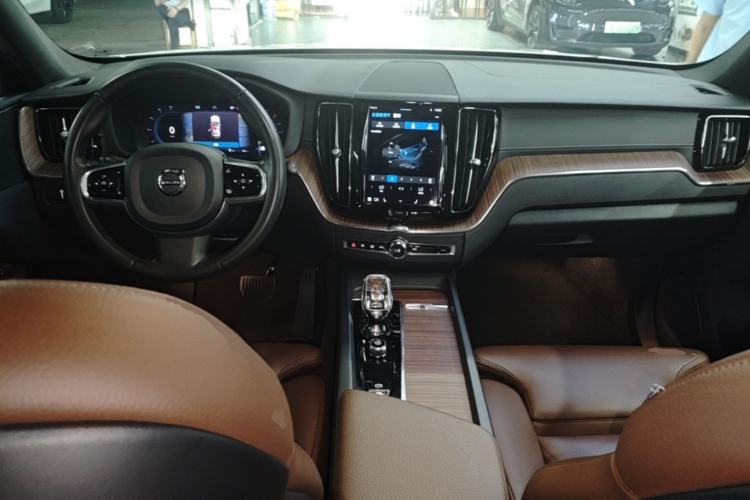 Used Volvo XC60 2022 B5 4x4 Smart Luxury Edition Center Console