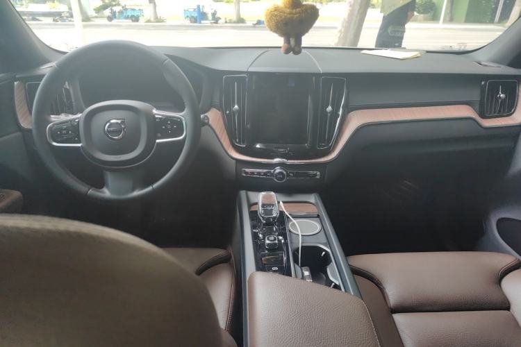Used Volvo XC60 2022 B5 4x4 Smart Luxury Edition Center Console